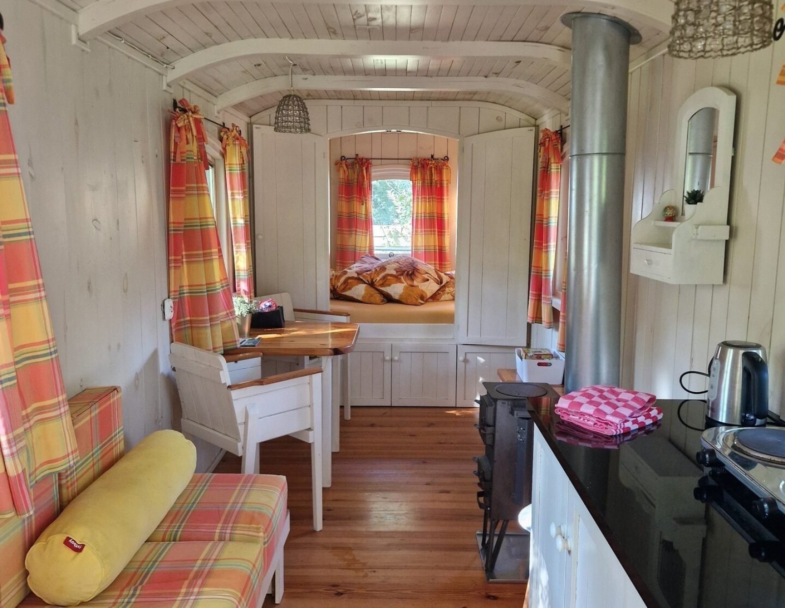 Pipowagen met balkon en bedstee