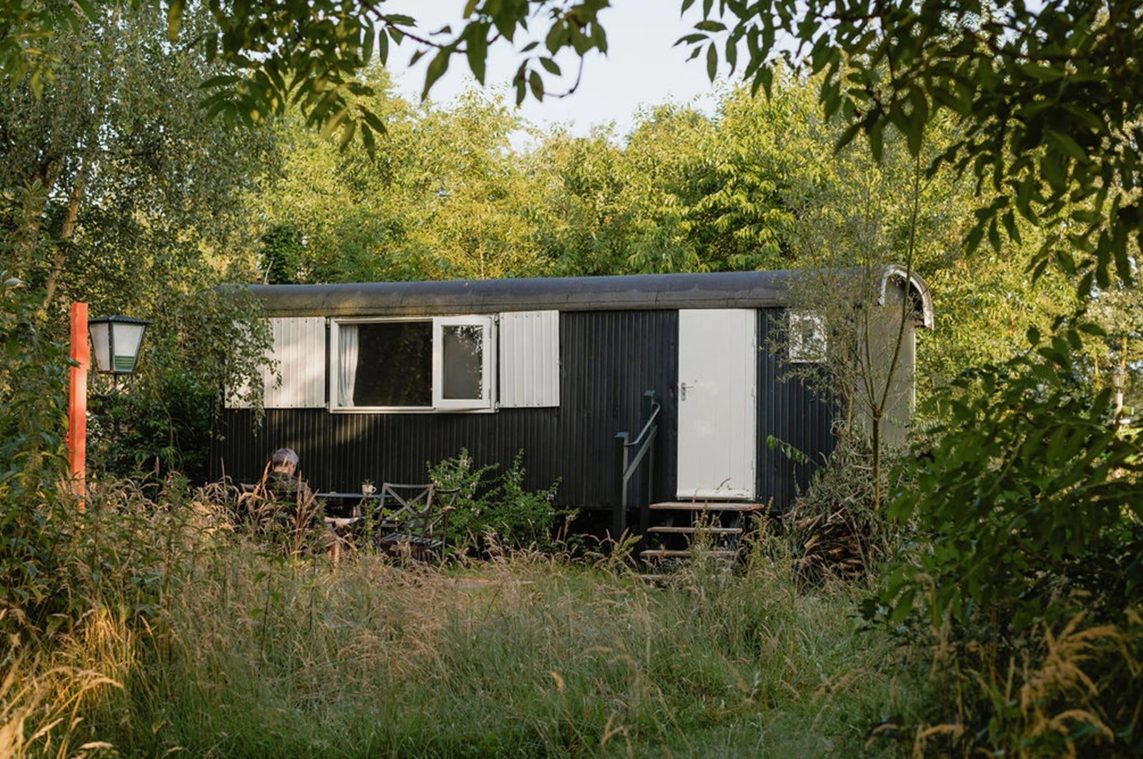 Pipowagen op een groen natuurkampeerterrein