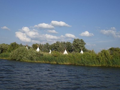 Indianen tipi voor 2 personen op een onbewoond eiland Indianen tipi voor 2 personen op een onbewoond eiland