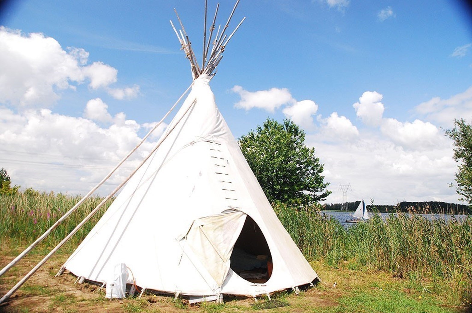 Indianen tipi voor 4 personen op een onbewoond eiland