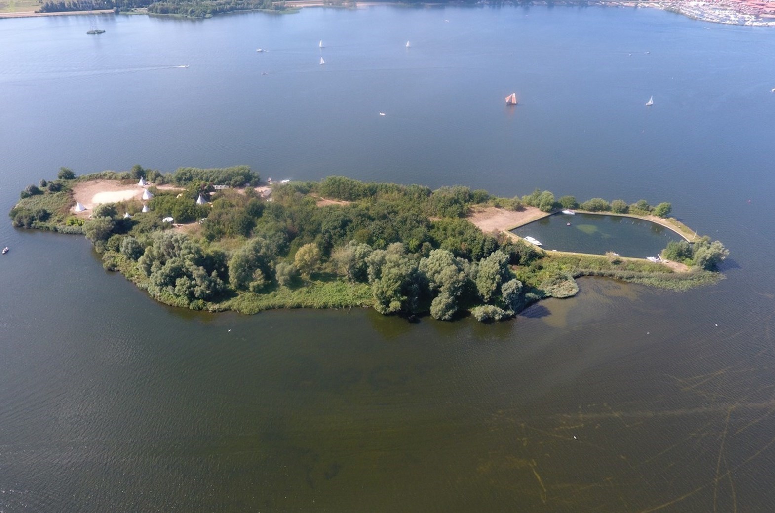 Indianen tipi voor 4 personen op een onbewoond eiland