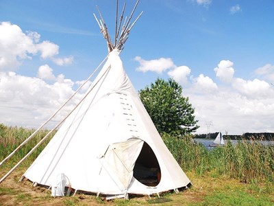 Indianen tipi voor 6 personen op een onbewoond eiland Indianen tipi voor 6 personen op een onbewoond eiland
