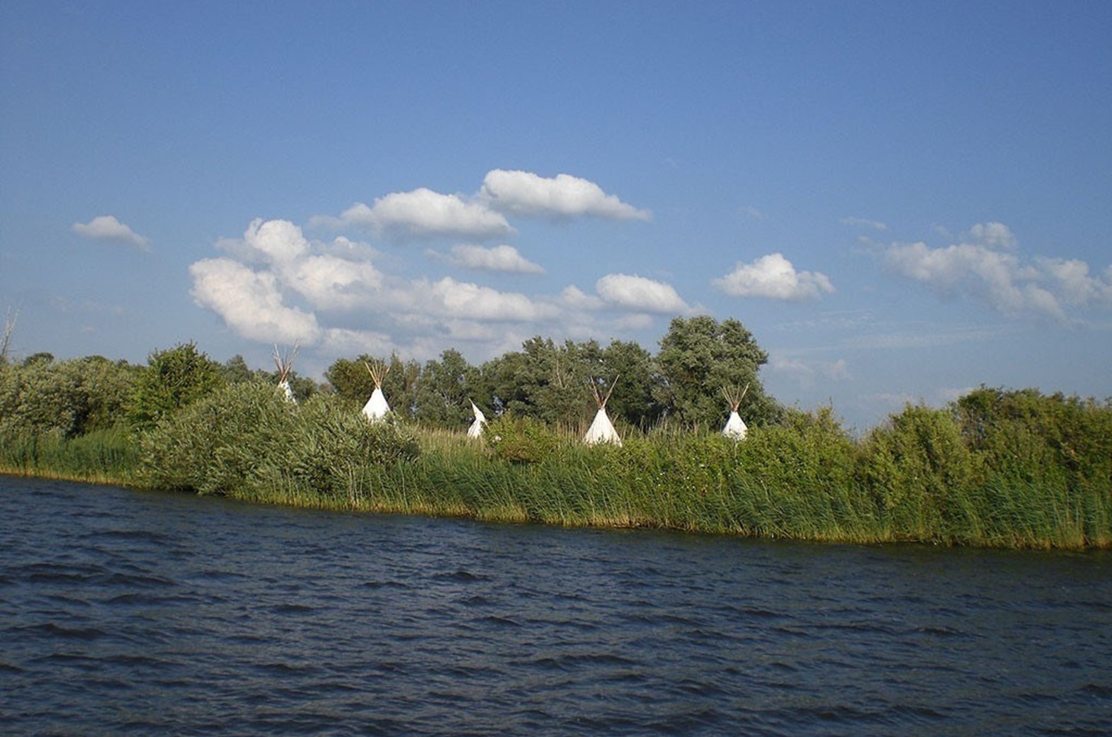 Indianen tipi voor 6 personen op een onbewoond eiland