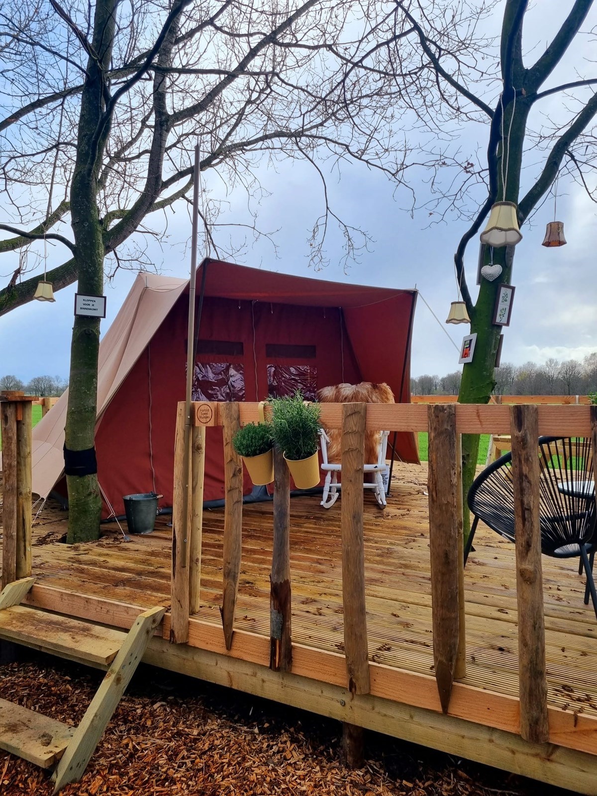 Kamperen in een retro-ingerichte Boomhut-tent (met bij de boeken hottub)