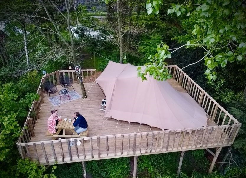 Kamperen in een retro-ingerichte Boomhut-tent (met bij de boeken hottub)