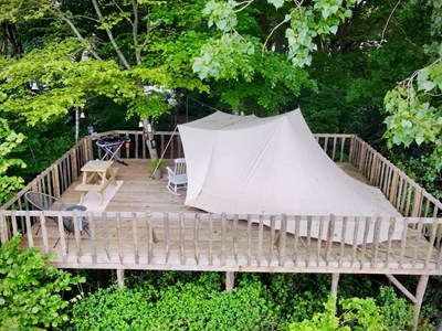 Kamperen in een retro-ingerichte Boomhut-tent (met bij de boeken hottub) Kamperen in een retro-ingerichte Boomhut-tent (met bij de boeken hottub)