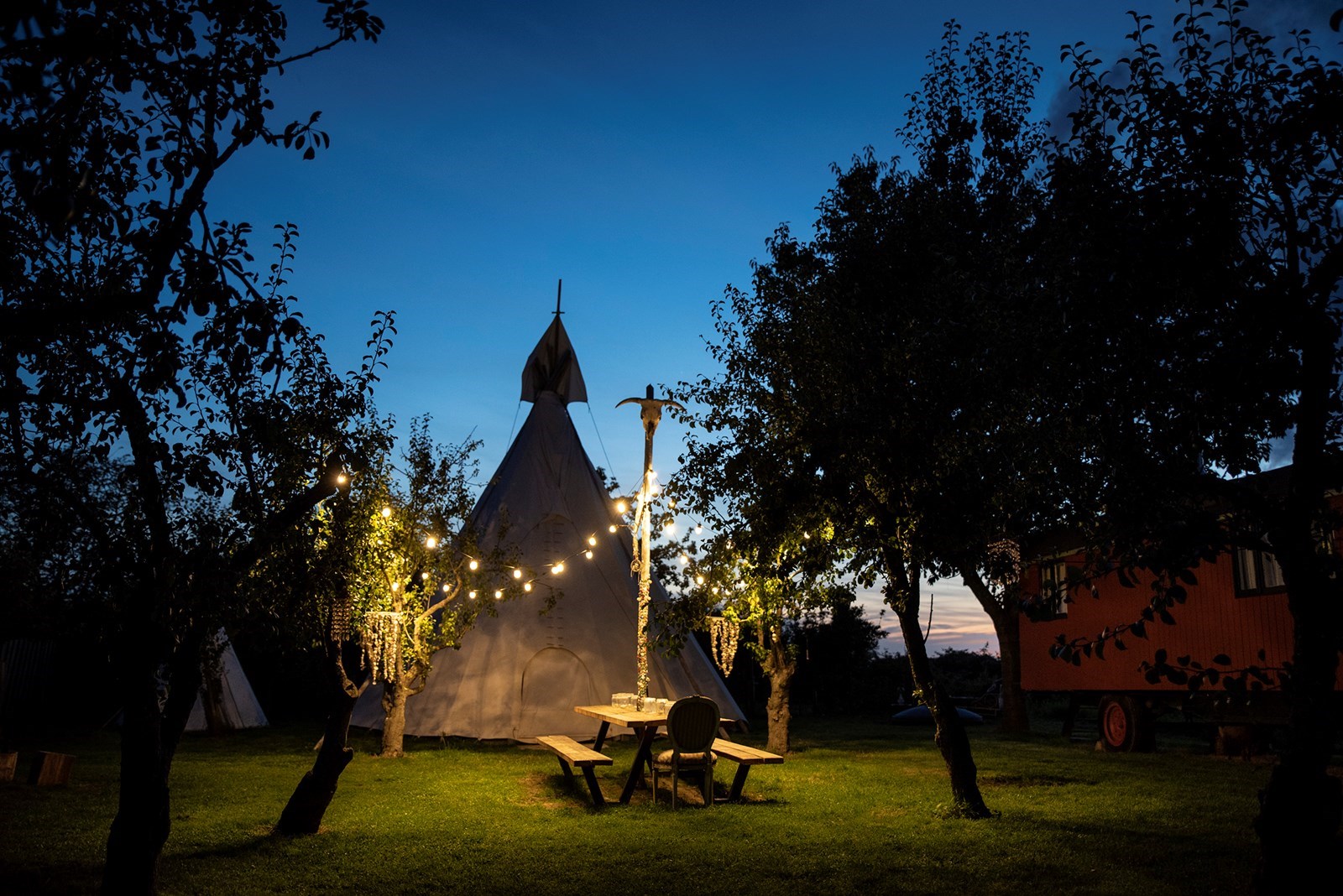 Slapen tussen de schapen in een Tipi tent