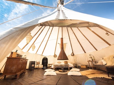 Slapen tussen de schapen in een Tipi tent Slapen tussen de schapen in een Tipi tent