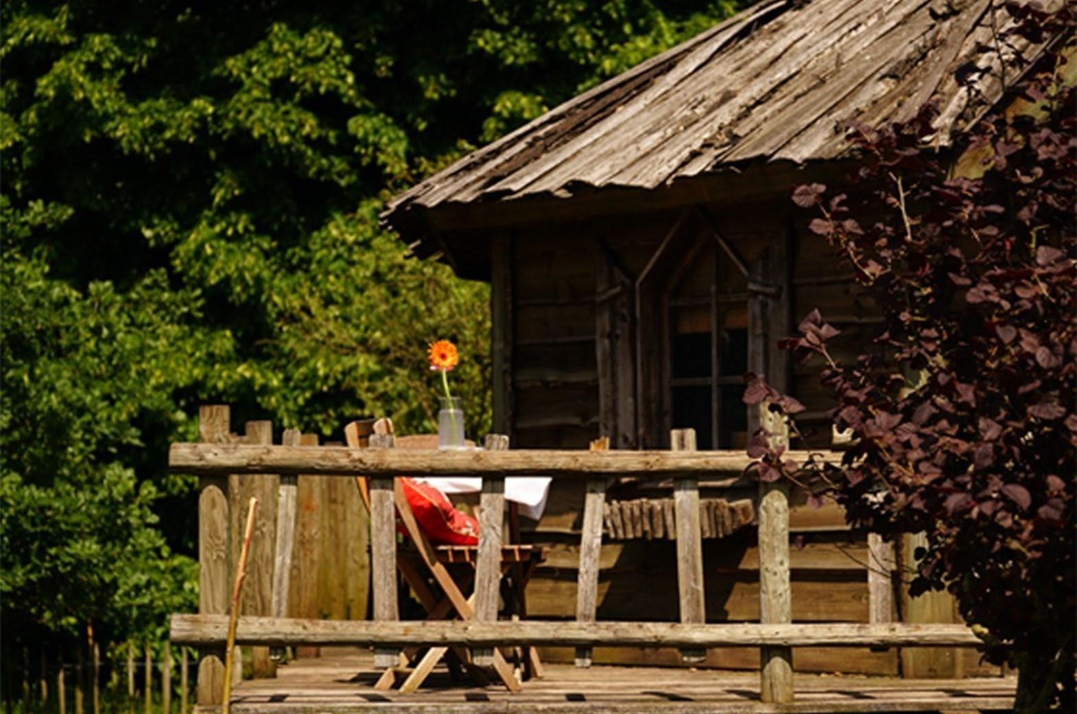 Slapen boven de schapen in een Schaapshut met hout (pellet) kachel