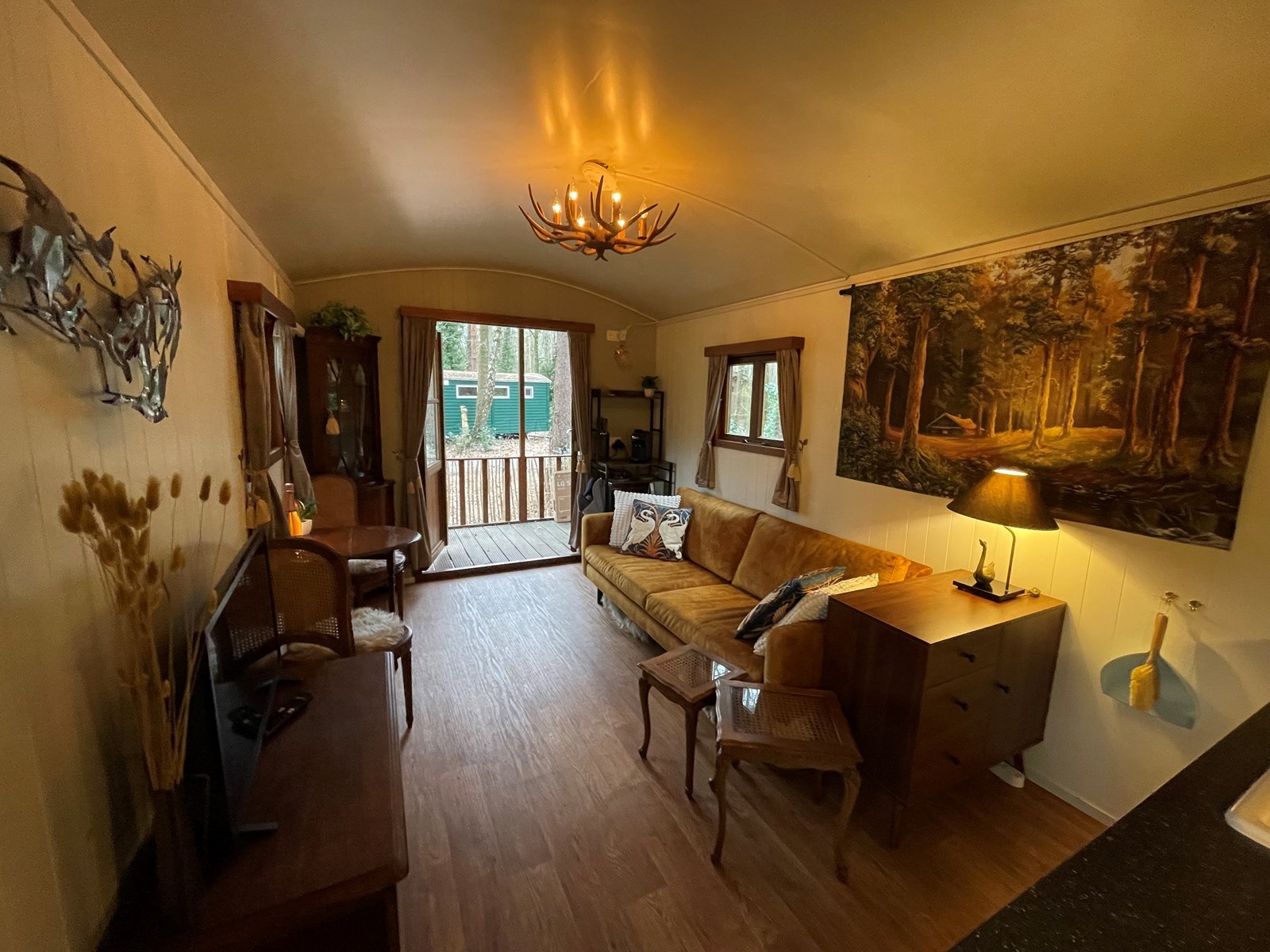 Pipowagen tussen de bomen op een ruim perceel vlakbij Maastricht