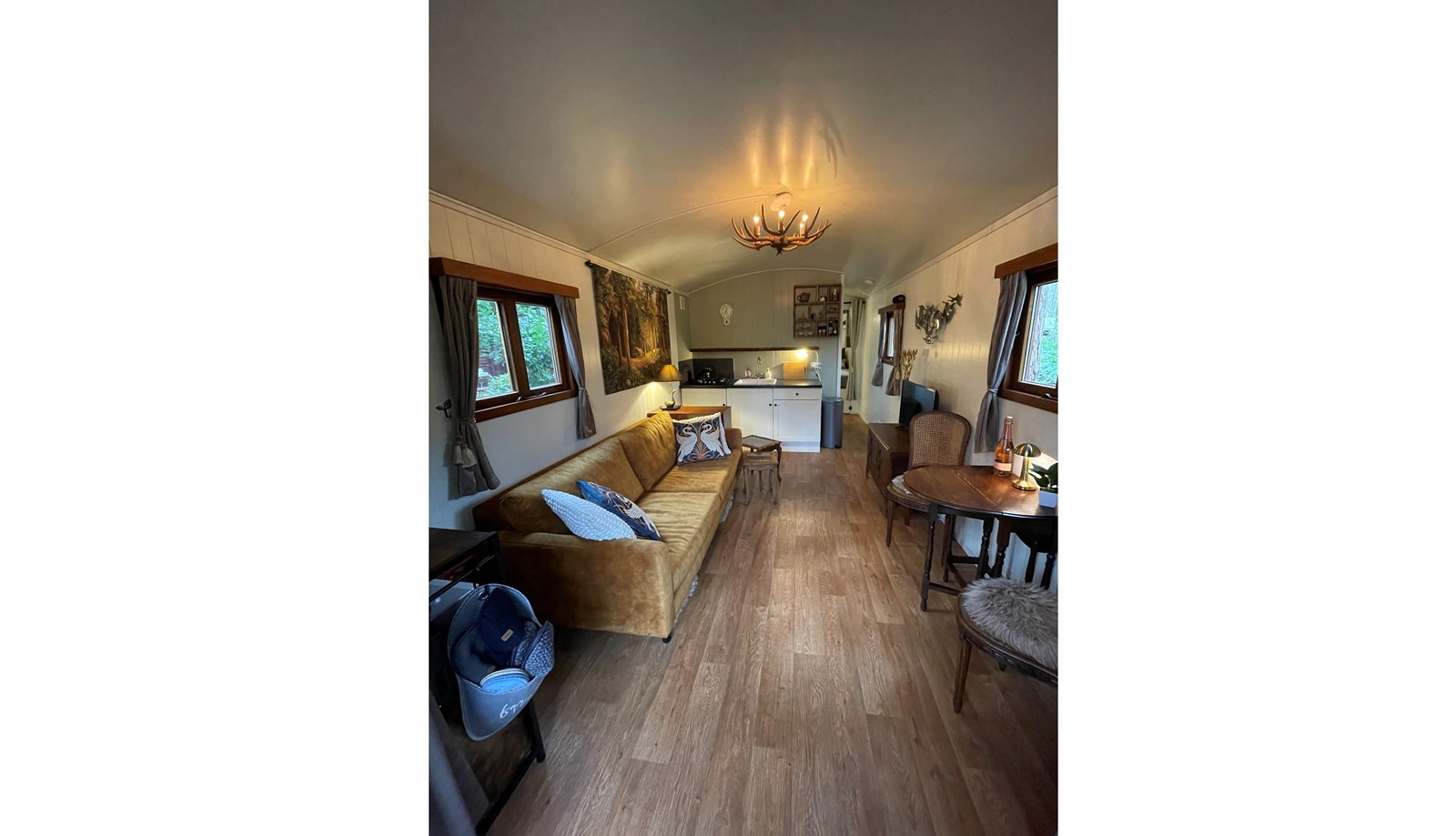 Pipowagen tussen de bomen op een ruim perceel vlakbij Maastricht