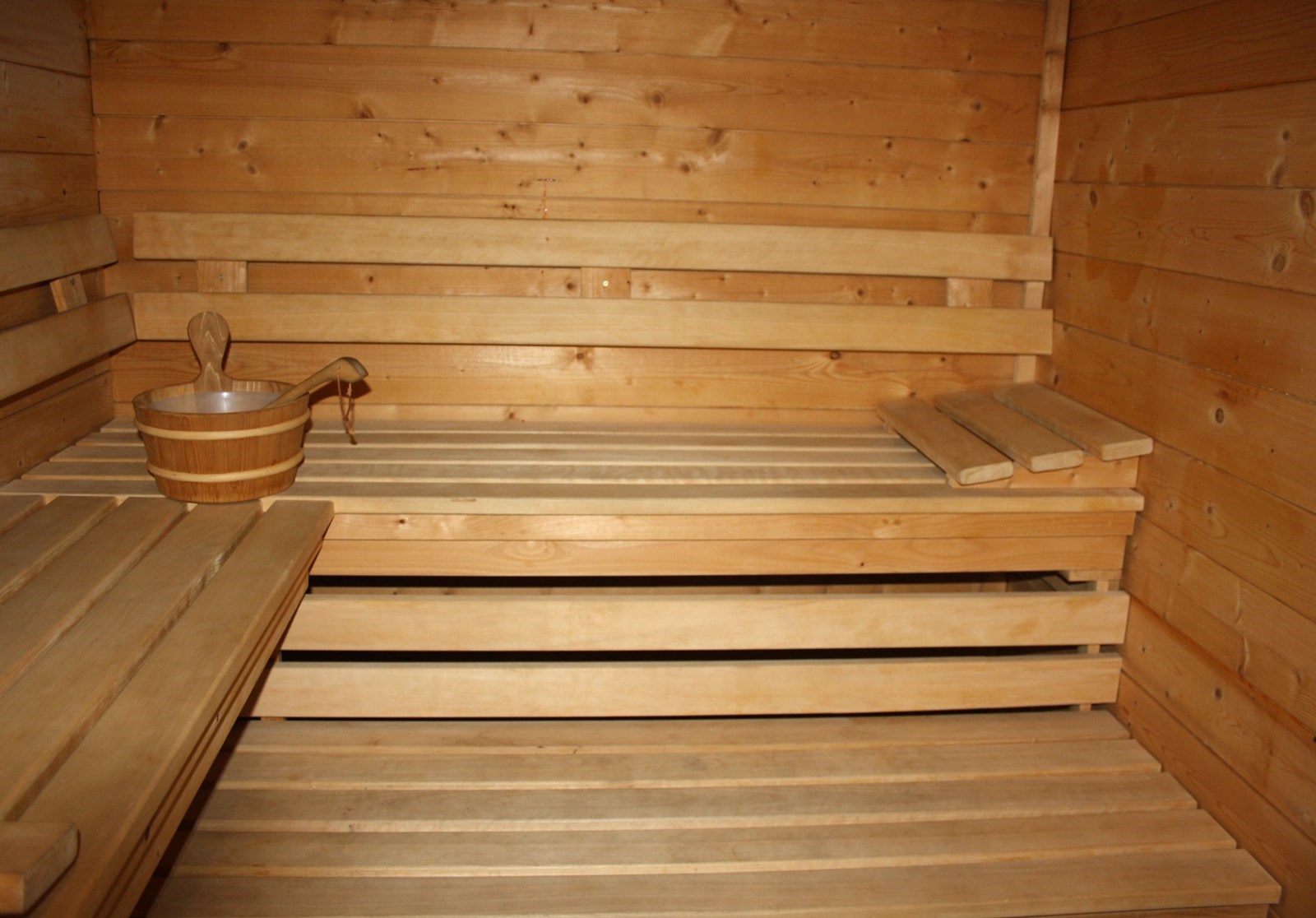 Wellnesshuisje met privé jacuzzi, sauna, veranda en een wijds uitzicht over de weilanden