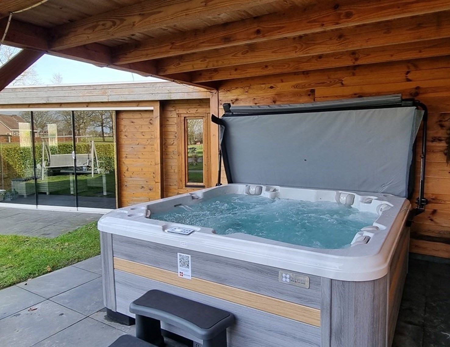 Wellnesshuisje met privé jacuzzi, sauna, veranda en een wijds uitzicht over de weilanden