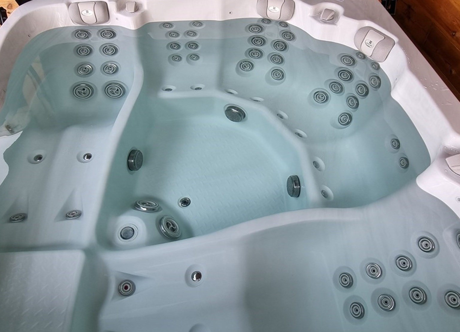 Wellnesshuisje met privé jacuzzi, sauna, veranda en een wijds uitzicht over de weilanden