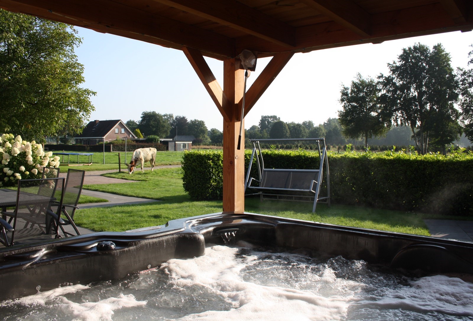 Wellnesshuisje met privé jacuzzi, sauna, veranda en een wijds uitzicht over de weilanden