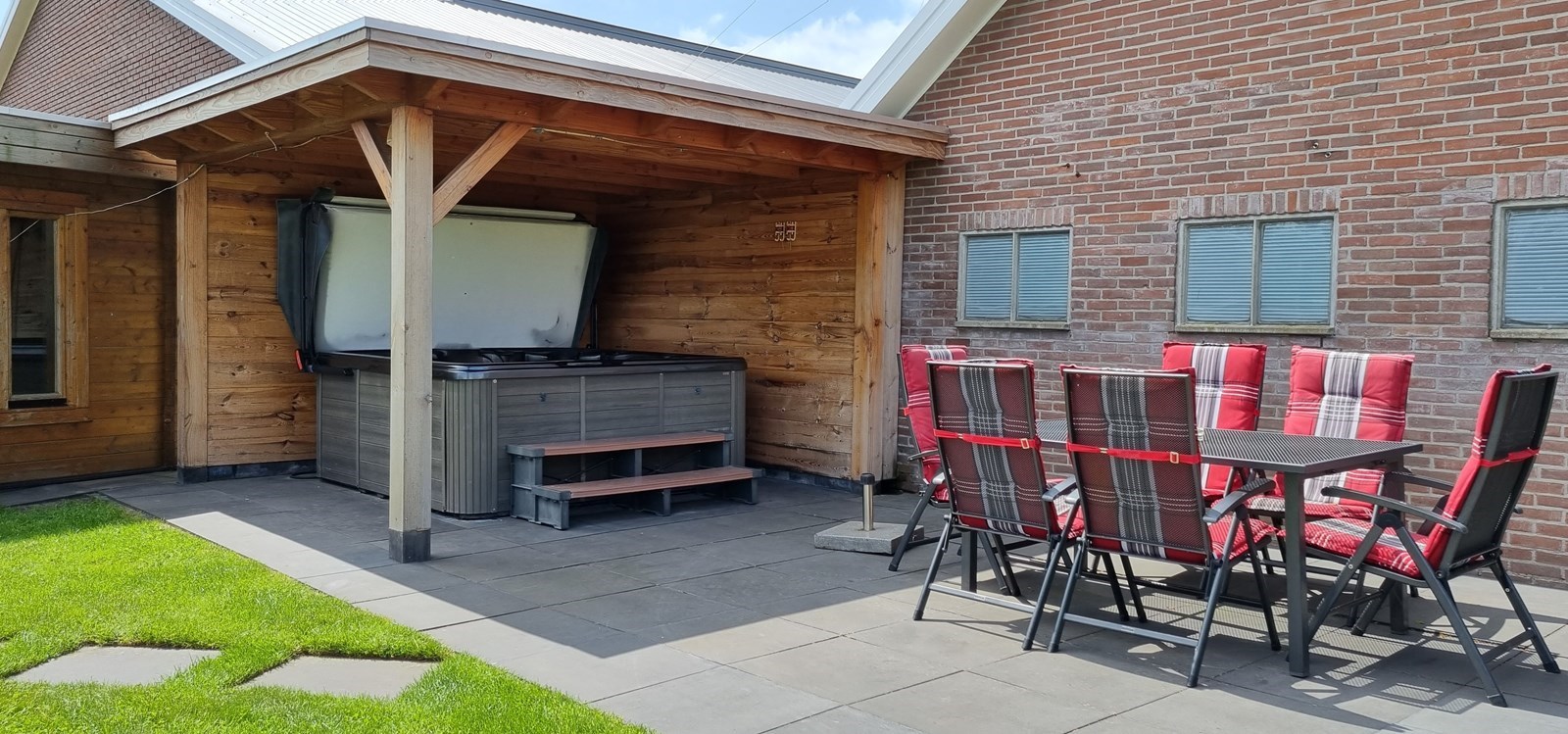 Wellnesshuisje met privé jacuzzi, sauna, veranda en een wijds uitzicht over de weilanden