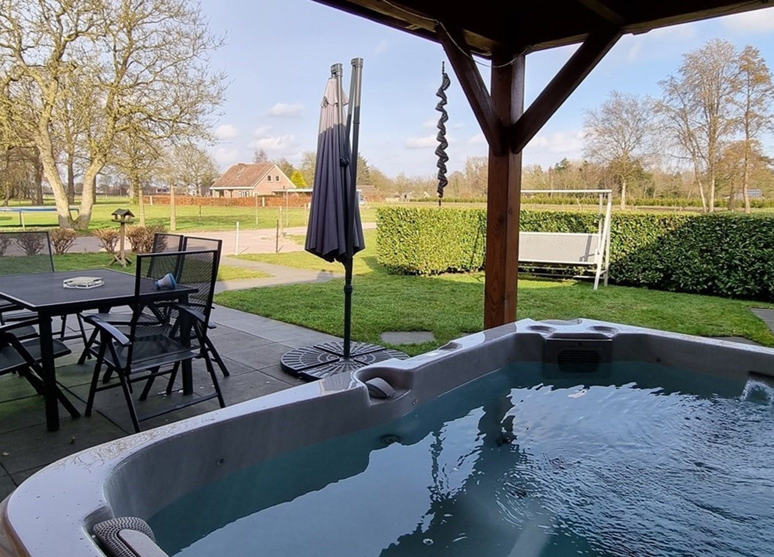 Wellnesshuisje met privé jacuzzi, sauna, veranda en een wijds uitzicht over de weilanden