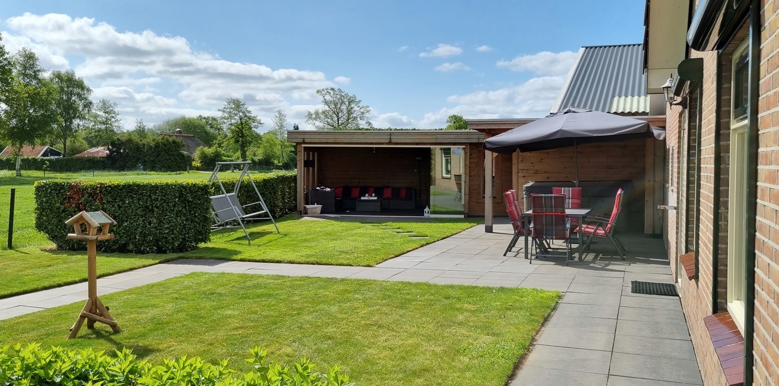 Wellnesshuisje met privé jacuzzi, sauna, veranda en een wijds uitzicht over de weilanden