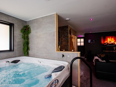 Luxe Wellness suite met jacuzzi en binnen sauna Luxe Wellness suite met jacuzzi en binnen sauna