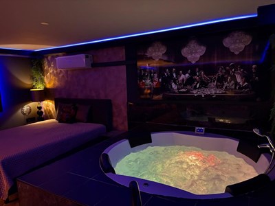 Wellness suite met jacuzzi en barrelsauna Wellness suite met jacuzzi en barrelsauna