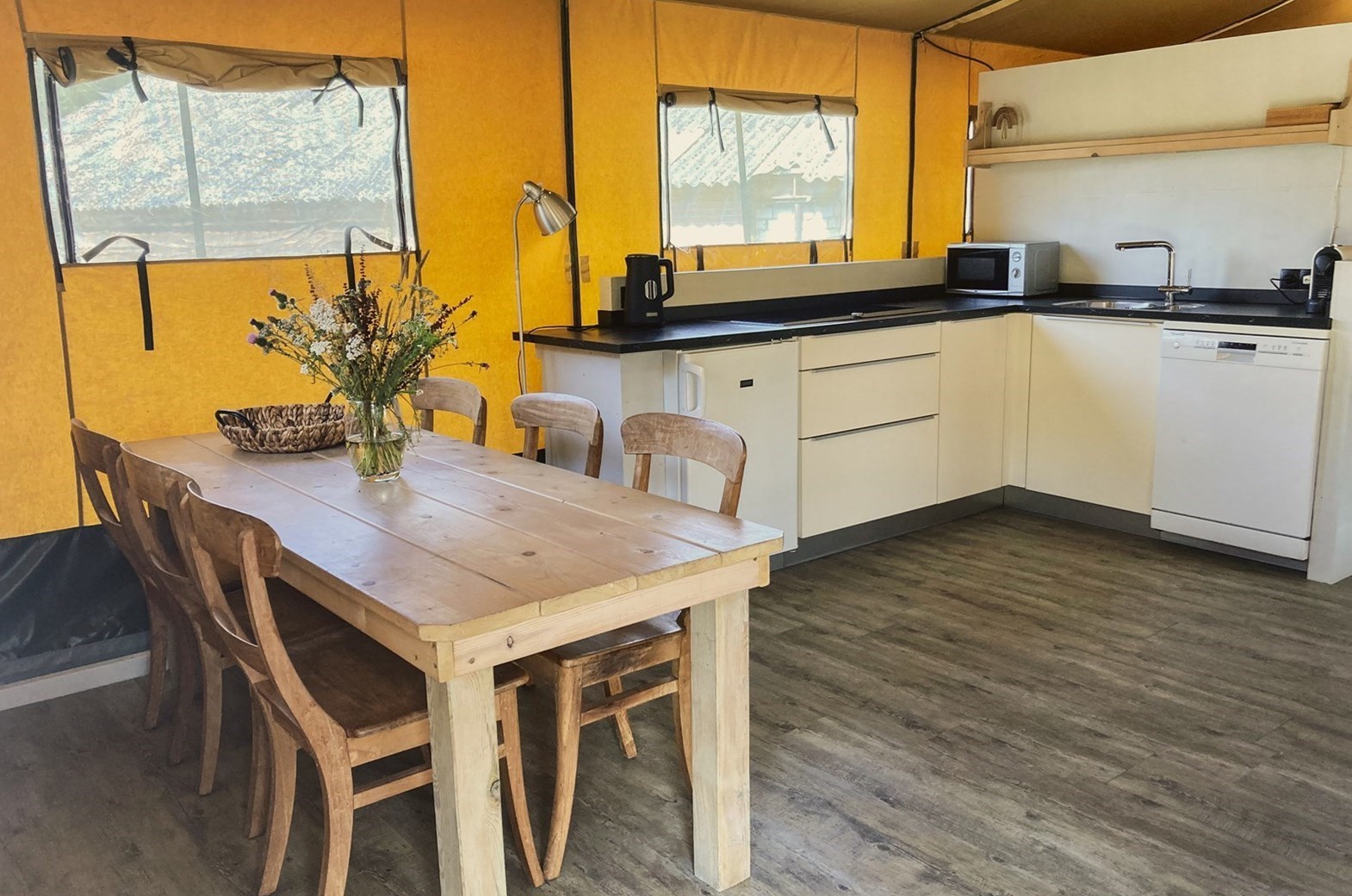 Luxe 6 persoons Lodgetent op een Natuurkampeerterrein