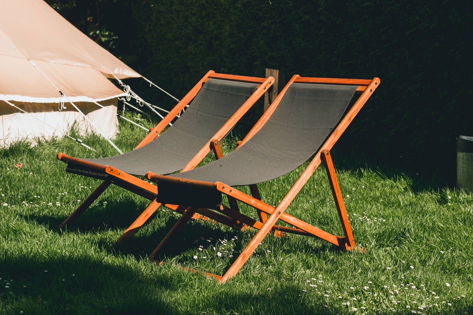 Bell tent op een mini-glamping met kampvuur en kippen