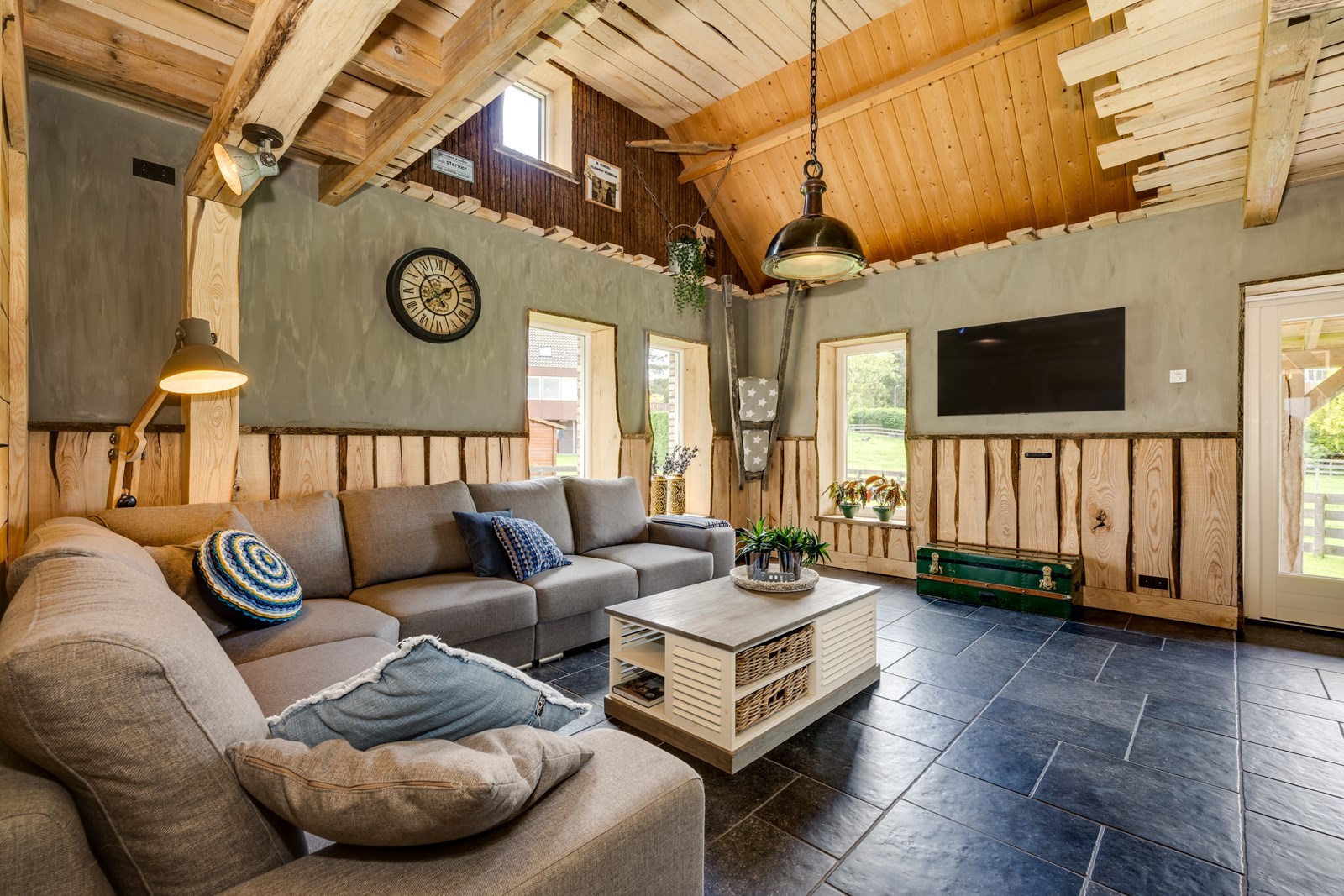 Vakantieboerderij voor 12 personen gebouwd van lokaal bomenhout