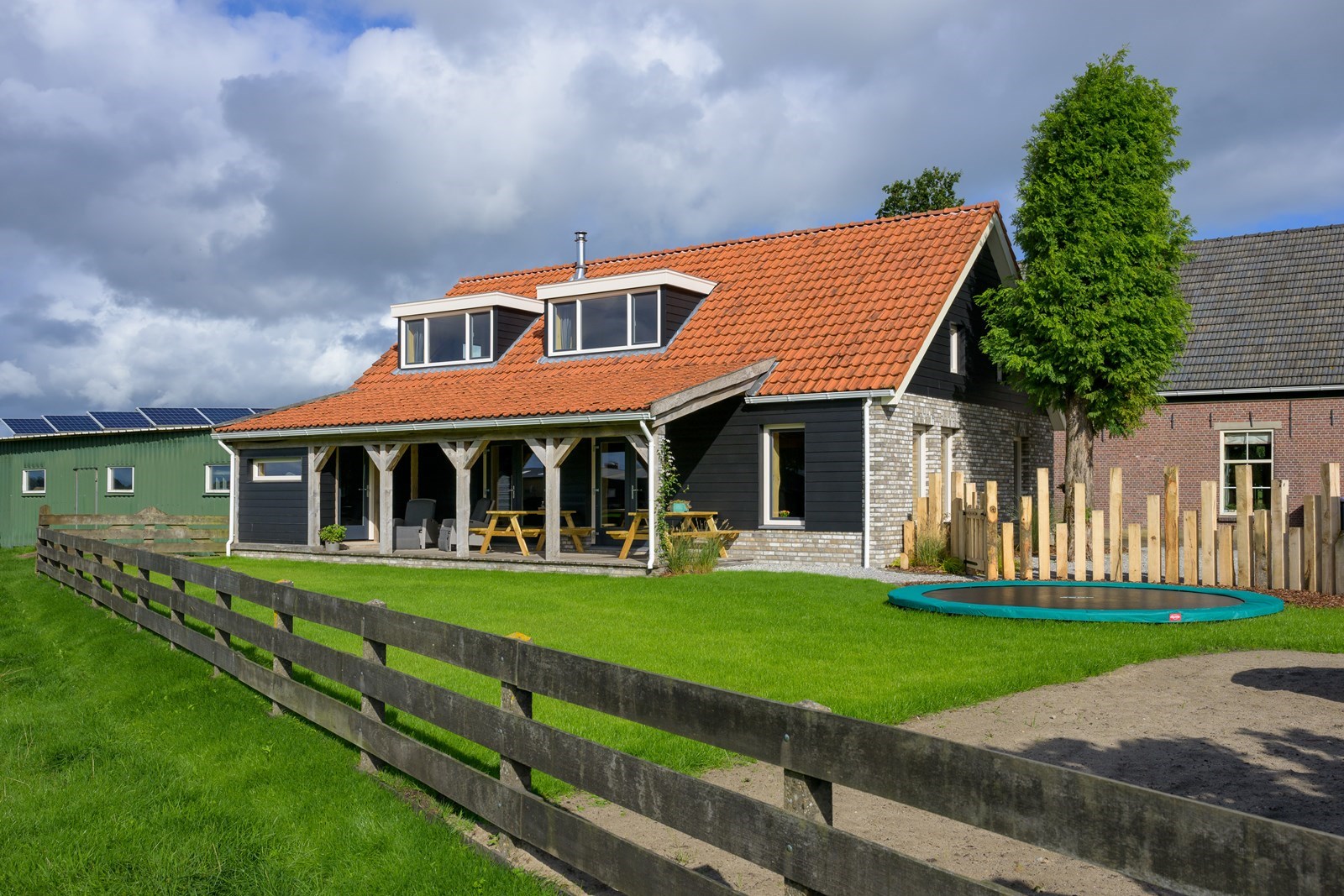 Vakantieboerderij voor 12 personen gebouwd van lokaal bomenhout