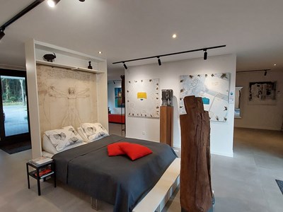 Slapen tussen de kunst in een echte kunstgalerie Slapen tussen de kunst in een echte kunstgalerie