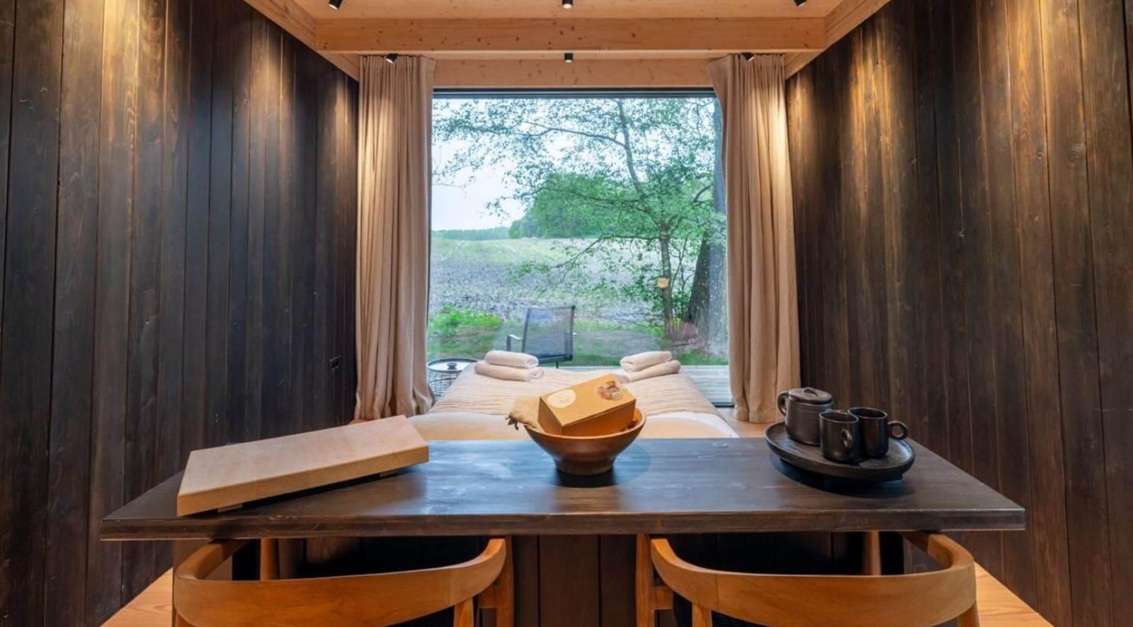 Cabin aan de rand van het bos met vrij uitzicht over een glooiend landschap