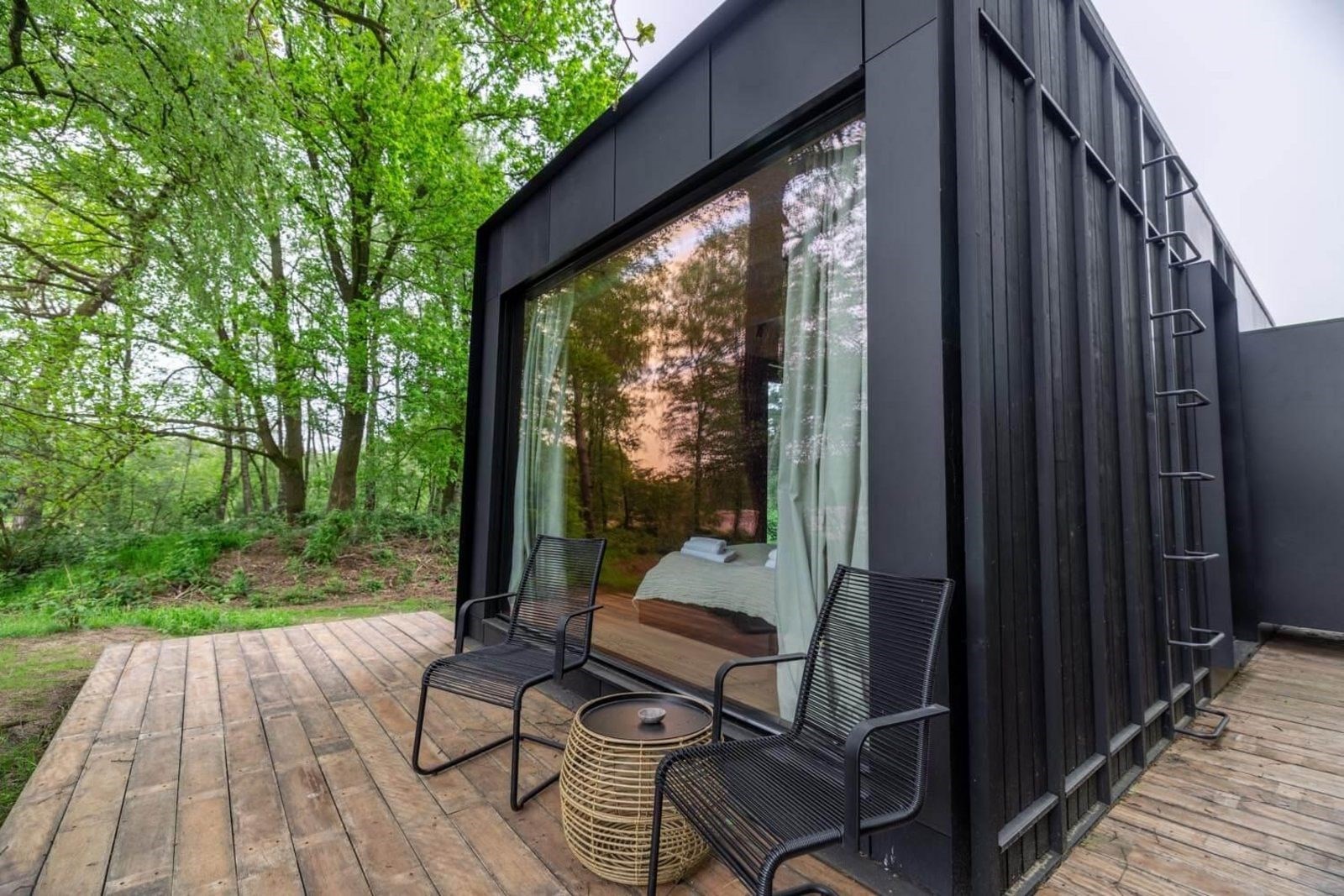 Cabin aan de rand van het bos met vrij uitzicht over een glooiend landschap