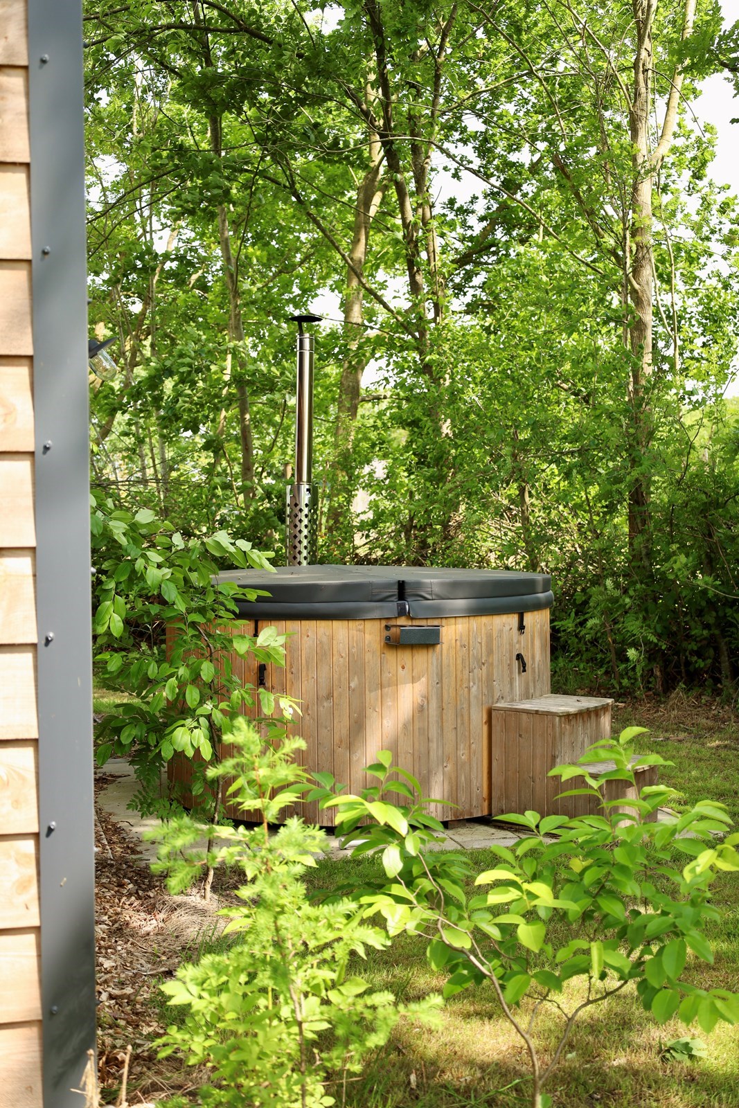 Tiny house mét hottub direct aan een boomgaard 