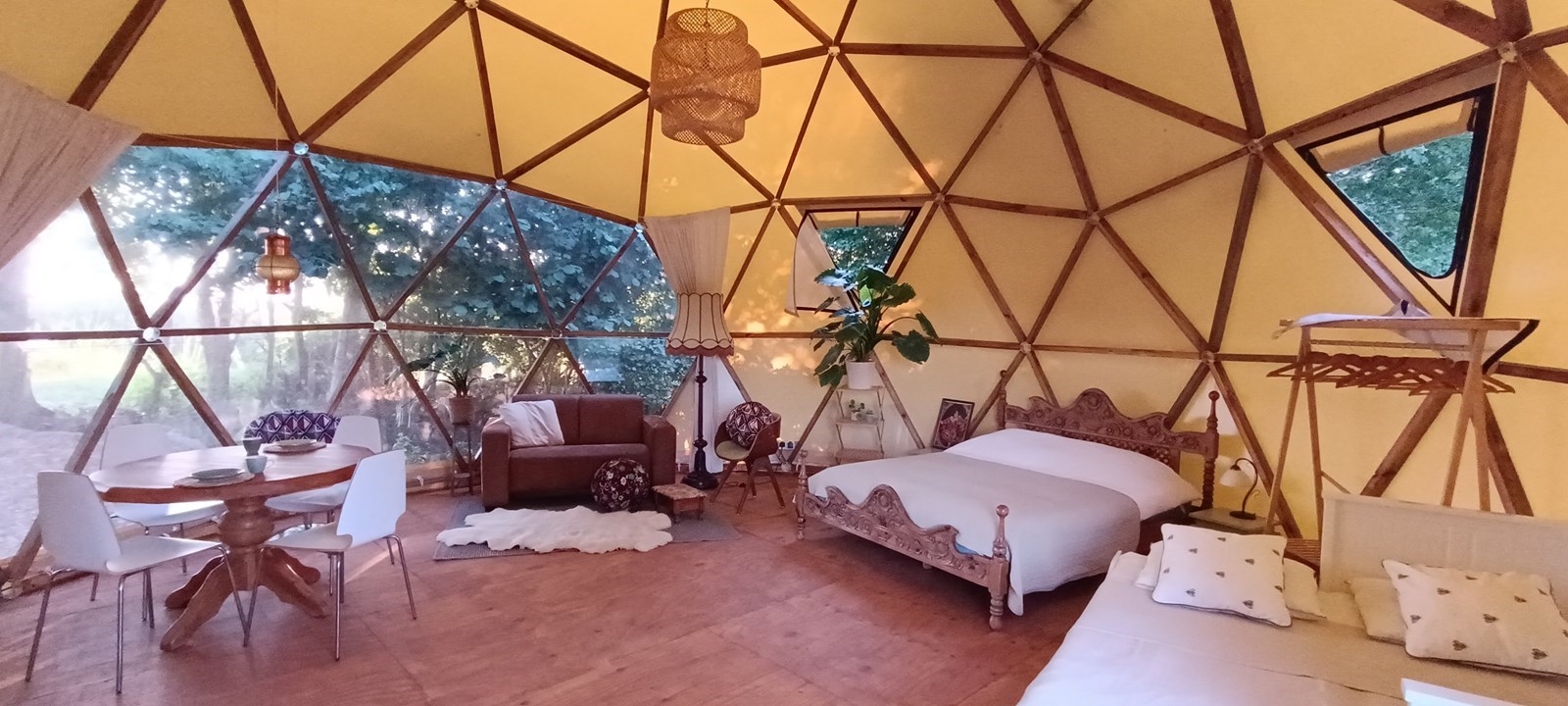 Dome met uitzicht over de weilanden en het water