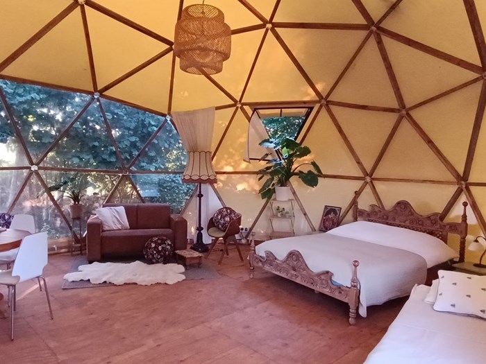 Dome met uitzicht over de weilanden en het water Dome met uitzicht over de weilanden en het water