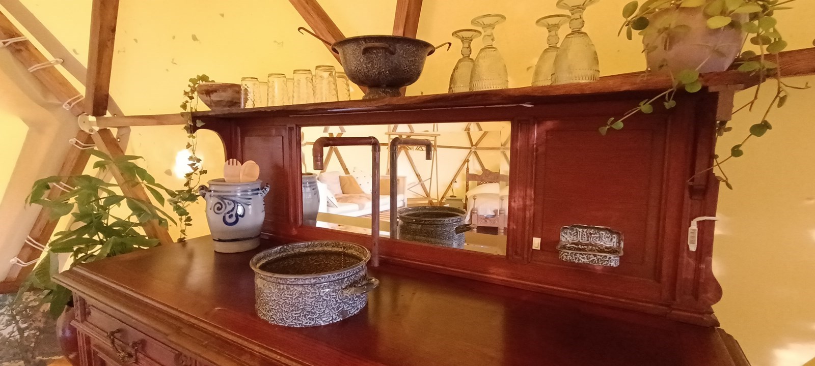 Dome met uitzicht over de weilanden en het water