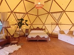 Dome met uitzicht over de weilanden en het water Dome met uitzicht over de weilanden en het water