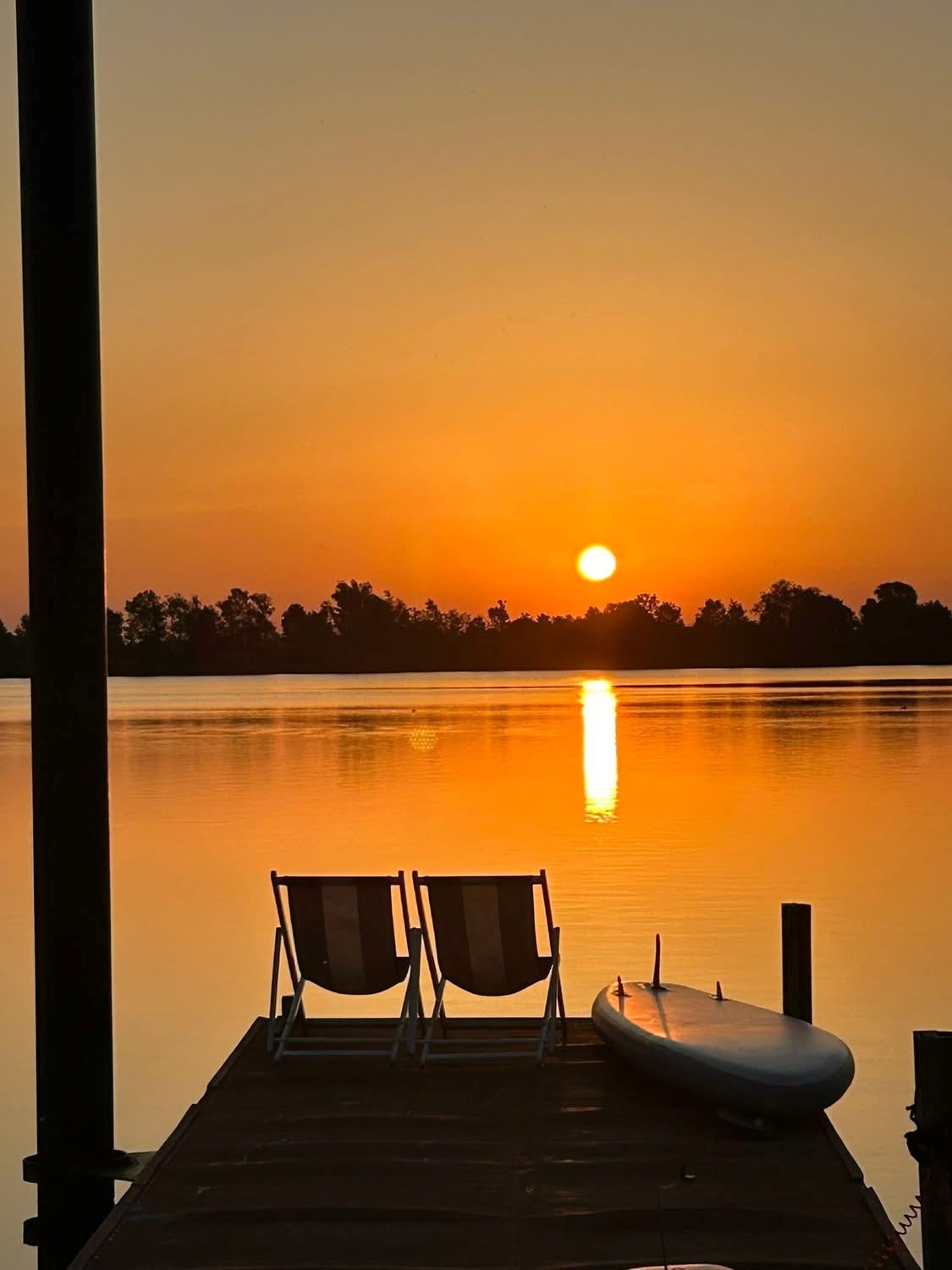 Safaritent aan het water met een aanlegsteiger