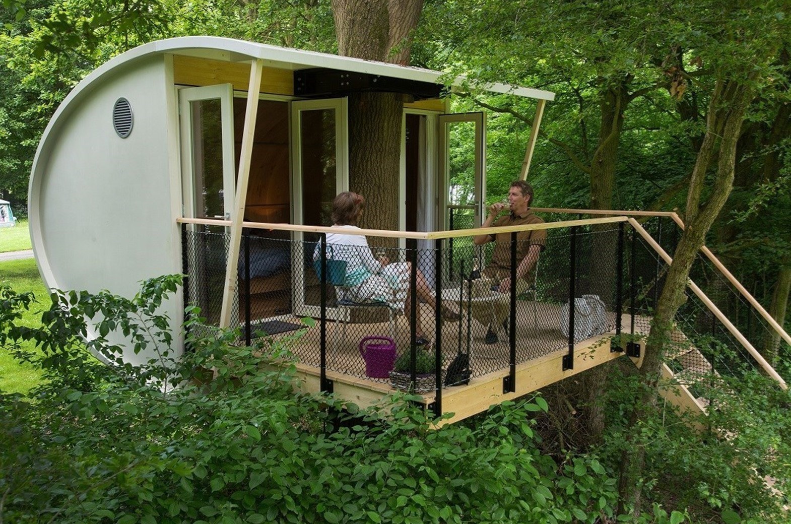 Slapen tussen de bladeren in een boomhutsuite