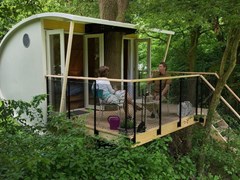 Slapen tussen de bladeren in een boomhutsuite Slapen tussen de bladeren in een boomhutsuite