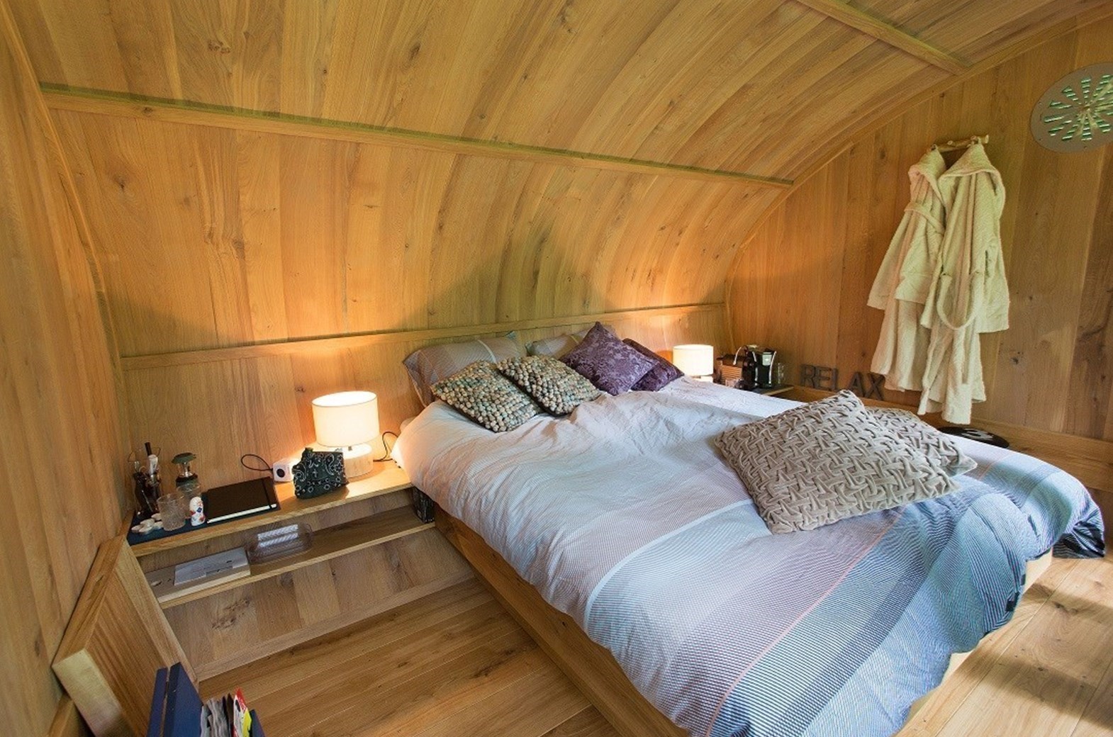 Slapen tussen de bladeren in een boomhutsuite