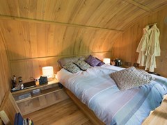 Slapen tussen de bladeren in een boomhutsuite Slapen tussen de bladeren in een boomhutsuite