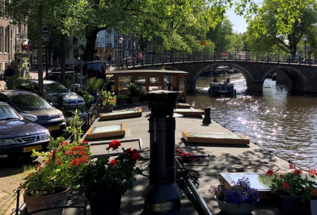 Uniek overnachten op het woonschip van een schrijver in hartje Amsterdam