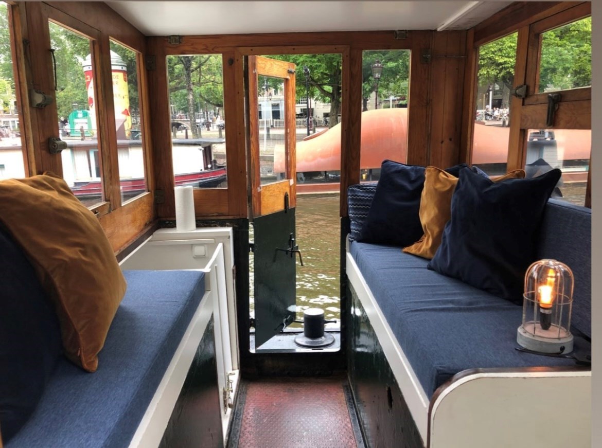 Uniek overnachten op het woonschip van een schrijver in hartje Amsterdam