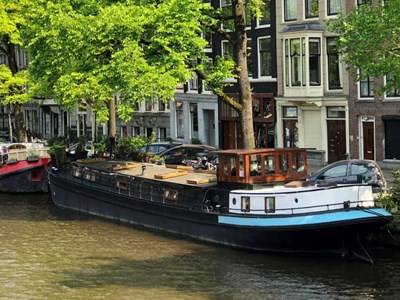 Uniek overnachten op het woonschip van een schrijver in hartje Amsterdam Uniek overnachten op het woonschip van een schrijver in hartje Amsterdam