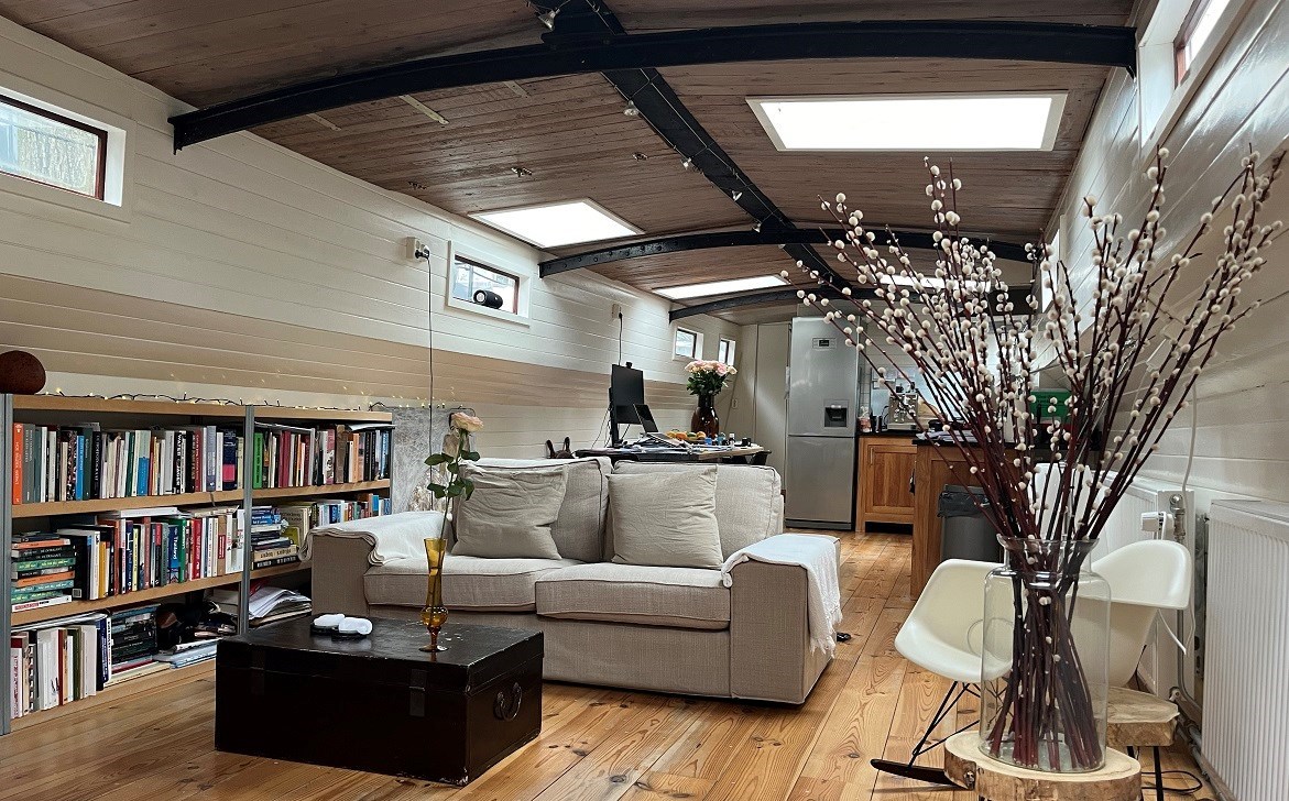 Uniek overnachten op het woonschip van een schrijver in hartje Amsterdam