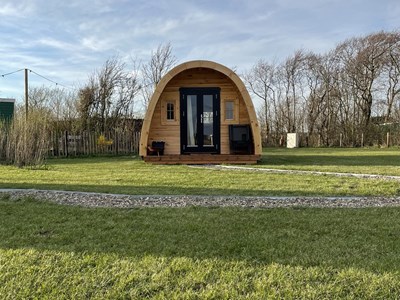 Knus overnachten in een camping POD vlakbij het strand Knus overnachten in een camping POD vlakbij het strand