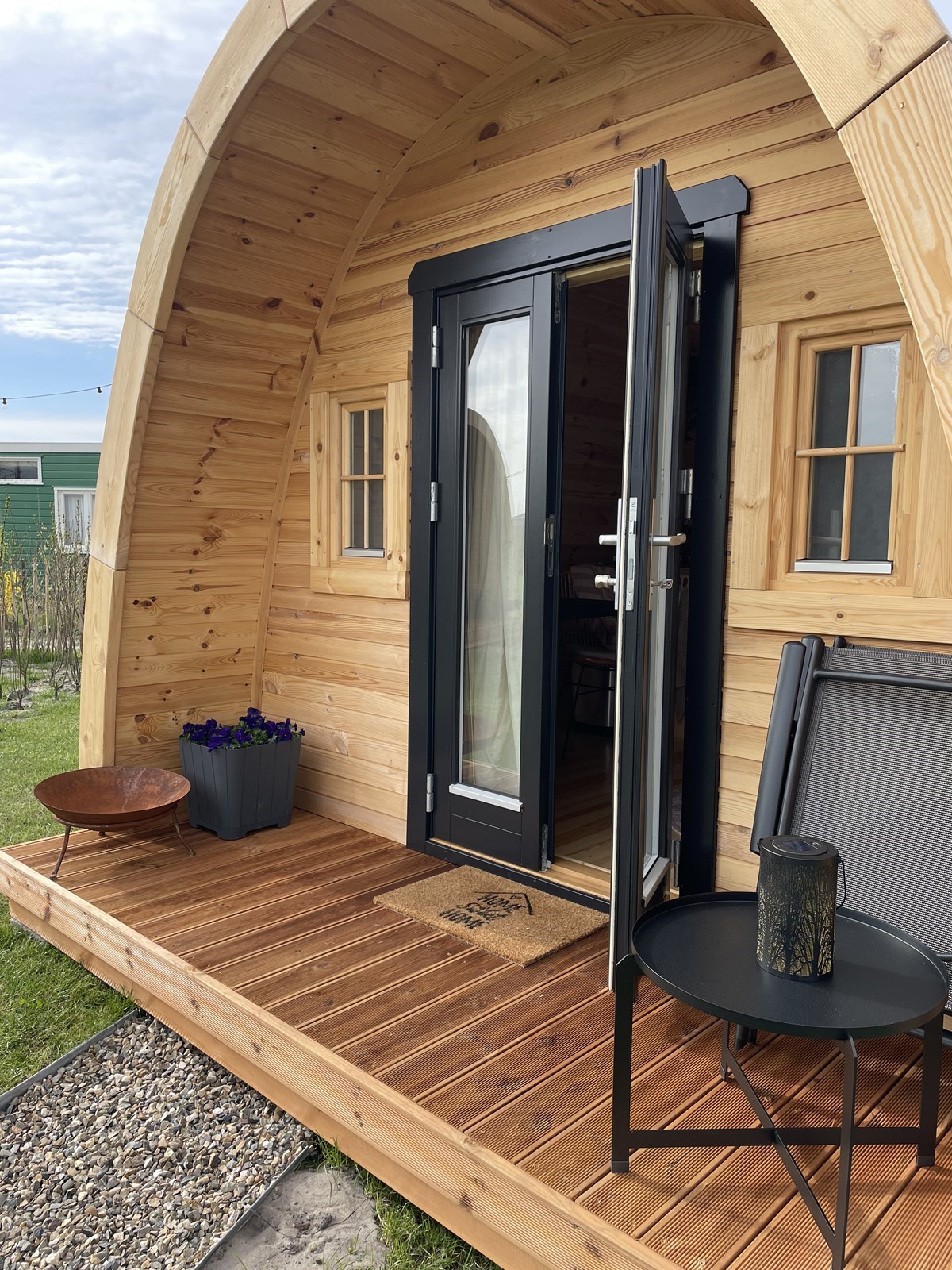 Knus overnachten in een camping POD vlakbij het strand