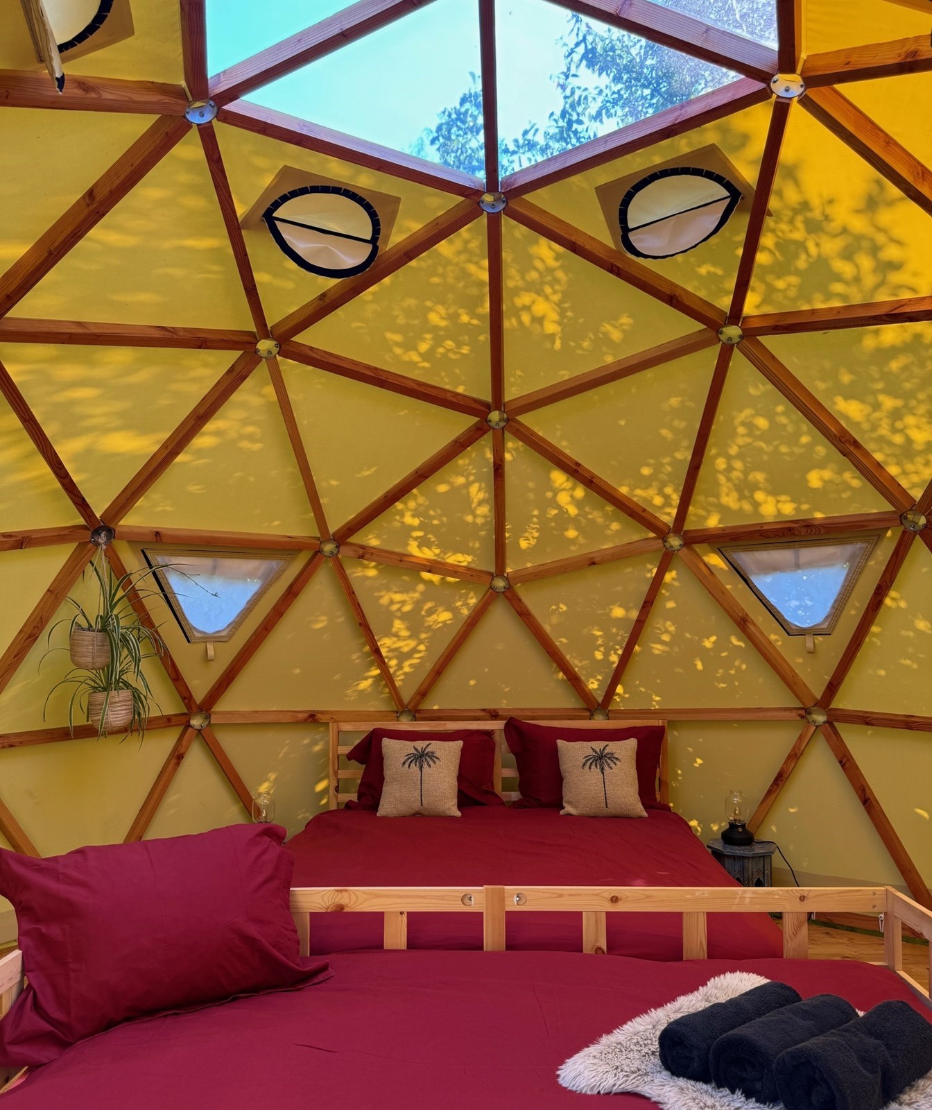 Slapen in een Thaise Dome met sterrendak