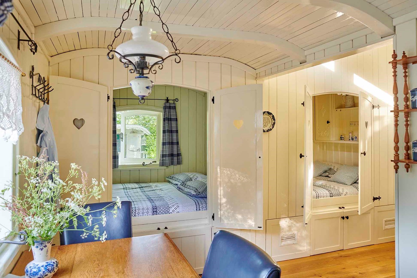 Luxe Pipowagen met hottub, zwembad, airco & CV