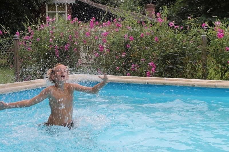 Luxe Pipowagen met hottub, zwembad, airco & CV